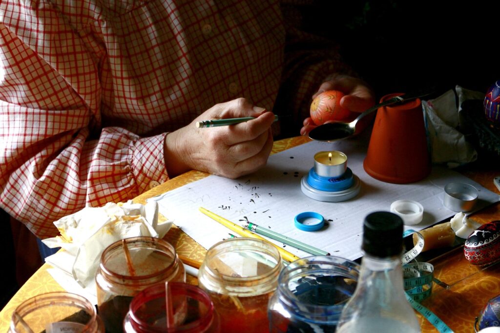 Mann ist am Ostereier färben_Bild von Pixabay