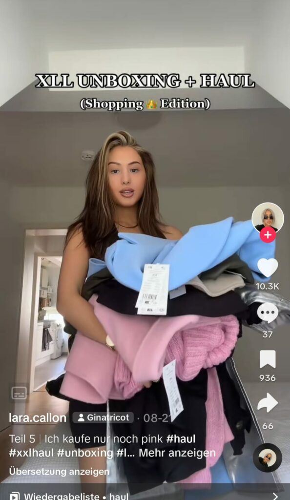 frau die Kleider auspackt für tiktok mode haul idee