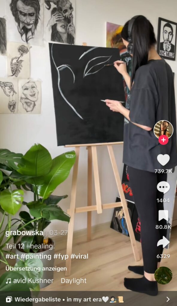 Künstlerin zeigt wie sie ein Bild malt in einem TikTok Video